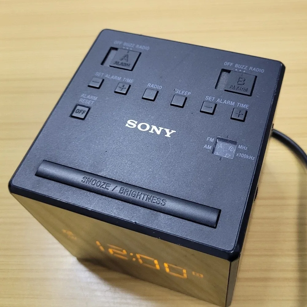 SONY Dual Alarm Clock AM/FM Radio Mirror LED Cube SONY ICF-C1T